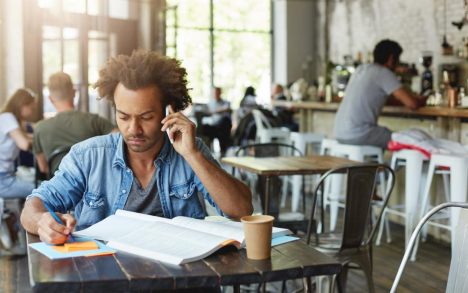 Personne analysant des données financières avec satisfaction